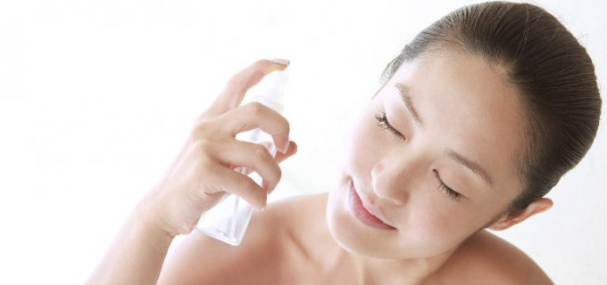Nếu da khỏe hãy sử dụng xịt thẳng toner vào bề mặt da, còn da mỏng nhạy cảm thì làm theo bước đầu tiên
