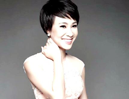 Ca sĩ Uyên Linh trở nên sang chảnh và cá tính hơn với mái tóc tém - Ảnh: Internet