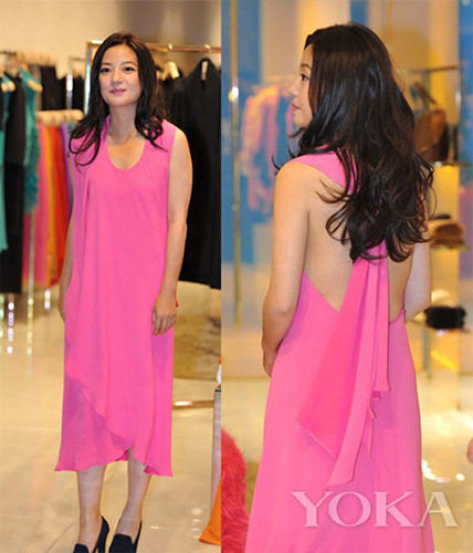 Tại một sự kiện năm 2014, Triệu Vy lựa chọn chiếc váy tông hồng cánh sen rực rỡ. Dù là hàng hiệu nhưng trang phục này vẫn bị chê lên chê xuống vì khiến cô trông quá “đồ sộ”. Ảnh: Internet