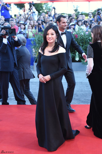 Khi xuất hiện trong lễ khai mạc Liên hoan phim Venice 2016 tại Italy trong vai trò giám khảo. Trên thảm đỏ, diễn viên Hoa ngữ mặc váy đen kín đáo nhưng bị nhiều người đánh giá kém đẹp mắt vì quá đơn điệu và chưa tôn được vóc dáng.