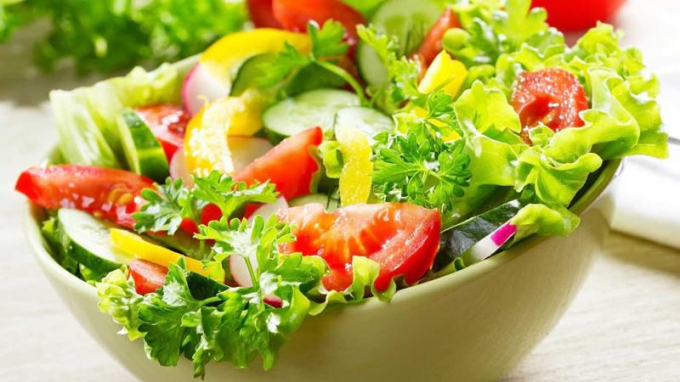1. Cà chua kỵ dưa chuột: Nhiều người làm salad rau quả thường cho chung dưa chuột, cà chua nhưng đây lại là hai loại quả cực kỳ kị nhau. Dưa chuột chứa một loại enzyme catabolic, sẽ phá hủy hàm lượng vitamin C có trong các loại rau khác.