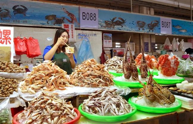 Các gian hàng trong chợ hải sản bên ngoài cảng cá
