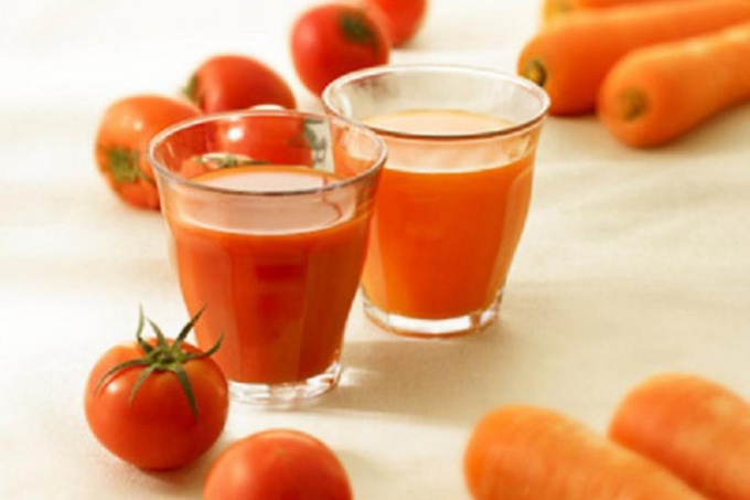 2. Cà chua kị cà rốt Một số món hầm, xào nhiều người hay cho chung cà chua, cà rốt nhưng hai loại củ quả này kết hợp với nhau lại không tốt cho sức khỏe.