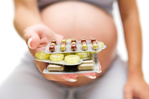 Phụ nữ mang thai cần đi khám thai định kỳ để được sử dụng thuốc, vitamin bổ sung phù hợp.