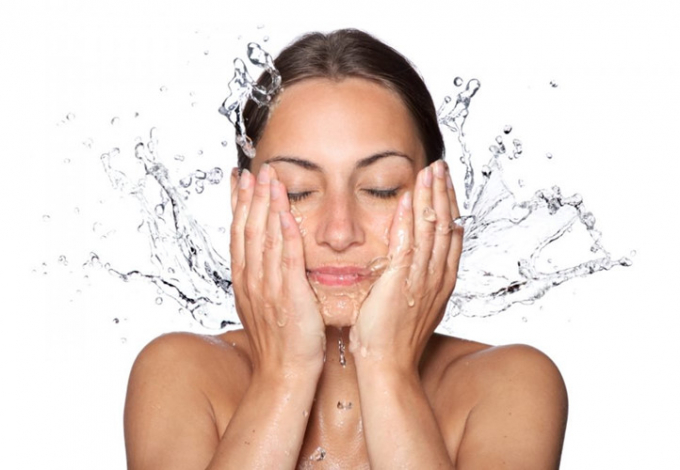 Rửa mặt hai lần một ngày: Để có làn da đẹp, bạn không chỉ rửa mặt sạch vào buổi tối. Để chăm sóc da mặt tốt nhất, bạn phải rửa sạch da vào buổi sáng sau khi ngủ, bởi vì da có thể bị bẩn từ gối hoặc tóc.