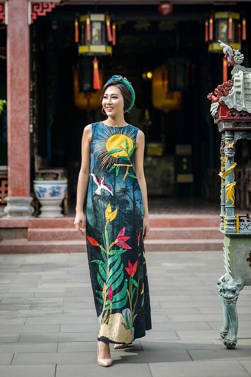 Hoa khôi Áo dài Việt Nam 2016 diện những thiết kế mang đậm âm hưởng văn hóa dân gian với gam màu tươi vui, bắt mắt. Ảnh: Internet