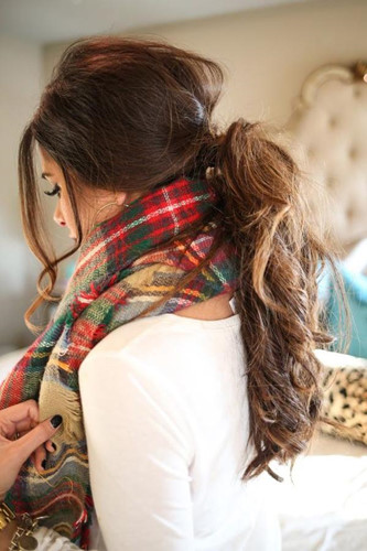 Khi quàng thêm một chiếc khăn, hãy buộc tóc cao, đánh rối tự nhiên ở phía đỉnh đầu và buông lơi vài lọn tóc phía hai bên mai.