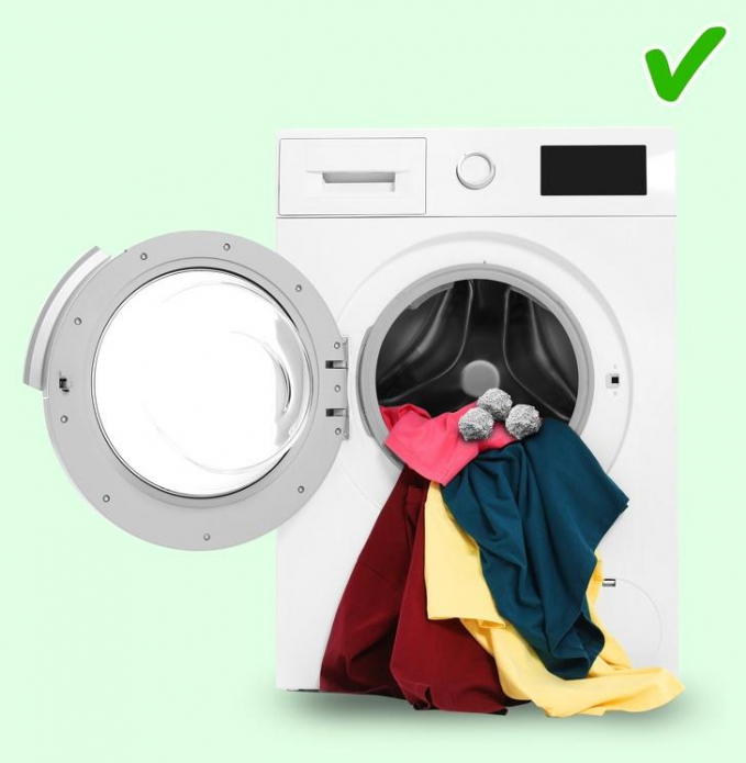 Để quên đi tĩnh điện trong quần áo, hãy đặt vài quả bóng thiếc vào máy giặt. Chúng sẽ hấp thụ điện tích tĩnh - Ảnh: Brightside