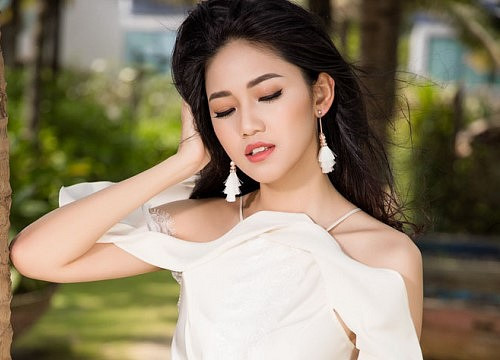 Nàng Á hậu sinh năm 1994 được xem như là người đẹp có phong cách thời trang đa dạng và sành điệu nhất showbiz Việt hiện nay.