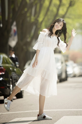 Khi xuống phố, cô khá chuộng những kiểu váy trắng đơn giản kết hợp với giày thể thao khỏe khoắn.