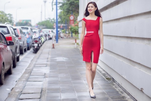 Chiếc đầm đỏ ôm sát giúp người đẹp nổi bật trên phố.
