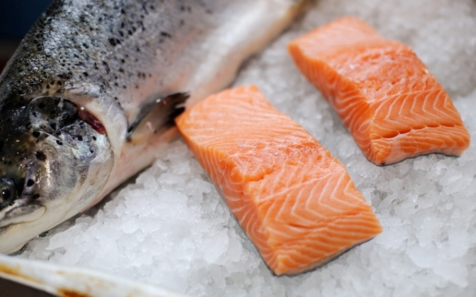 2. Cá hồi - Không chỉ ngon, cá hồi còn chứa chất béo lành mạnh là axit béo Omega-3 có thể giúp giảm nồng độ beta-amyloid trong máu. Beta-amyloid là loại protein tạo thành các khối u trong não, dẫn đến bệnh Alzheimer.