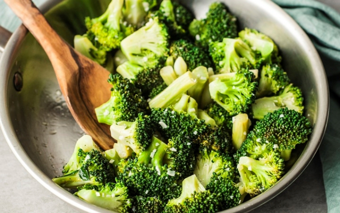 7. Súp lơ xanh - Ăn nhiều rau xanh đã được chứng minh giúp làm chậm quá trình suy giảm nhận thức. Súp lơ xanh giàu chất dinh dưỡng tốt cho não như vitamin A, K, folate, lutein...