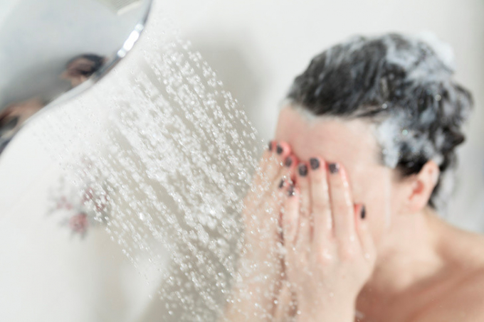 Rửa mặt bằng nước nóng có thể ảnh hưởng tới mạch máu và da đầu. Tắm nước nóng có thể rất thoải mái, nhưng việc này có khả năng gây đau đầu, chóng mặt. Ngoài ra nước nóng kích thích chức năng các tuyến bã nhờn trên da đầu, khiến tóc càng thêm bẩn.