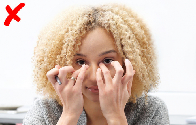 Chạm tay vào mặt và dụi mắt: Nếu bạn thường xuyên chạm tay vào mặt, bạn có thể vô tình gây ra các bệnh nhiễm trùng khác nhau như mụn trứng cá, mụn. Nếu bạn hay dụi mắt, bạn có thể dễ dàng bị viêm kết mạc, căn bệnh truyền nhiễm cực kỳ khó chịu.