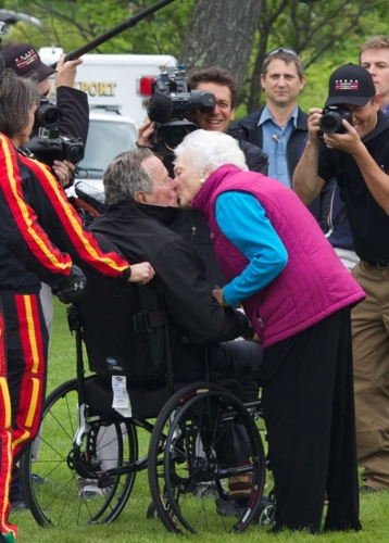 73 năm gắn bó sâu sắc bên nhau, cuộc hôn nhân của cố Tổng thống George H.W.Bush và cố phu nhân Barbara được coi là 