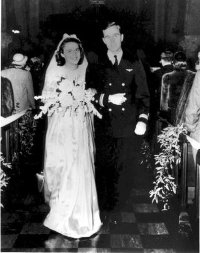Ngày 6/1/1945, cặp đôi đã kết hôn tại nhà thờ First Presbyterian ở New York khi ông Bush 20 tuổi và bà Barbara 19 tuổi. Ảnh: George Bush Presidential Library and Museum