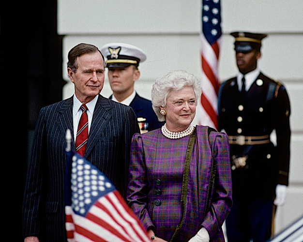 Ông George H.W. Bush trở thành Tổng thống Mỹ năm 1988 với sự sát cánh và ủng hộ của vợ mình là bà Barbara.