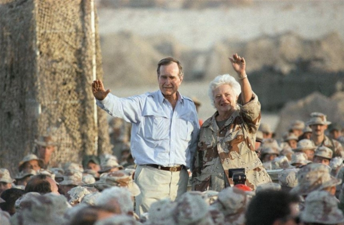 Bà Barbara luôn đồng hành cùng chồng trong suốt nhiệm kỳ Tổng thống của ông. Trong ảnh là vợ chồng Tổng thống George H.W. Bush ghé thăm nơi đóng quân của Không quân Mỹ tại Saudi Arabia nhân ngày Lễ Tạ ơn năm 1990. Ảnh: Twitter