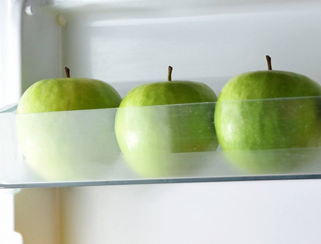 Không đẻ táo dinh vào nhau khi cất trong tủ lạnh giúp tao tươi lâu hơn (Ảnh minh họa)