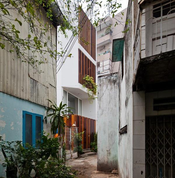 Căn nhà tọa lạc trong một hẻm nhỏ và hẹp ở quận Phú Nhuận, một trong những con ngõ điển hình ở những khu dân cư đông đúc của Thành phố Hồ Chí Minh.