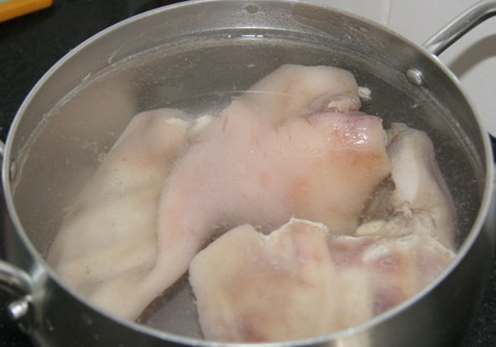 Rửa sạch tất cả phần thịt heo với nước muối pha loãng rồi cho vào xoong, luộc chín - Ảnh minh họa: Internet