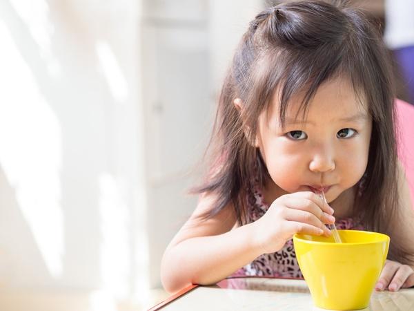 Trẻ nên hạn chế uống nước trái cây trước năm 3 tuổi để phòng tránh nguy cơ sâu răng - Ảnh minh họa: Internet