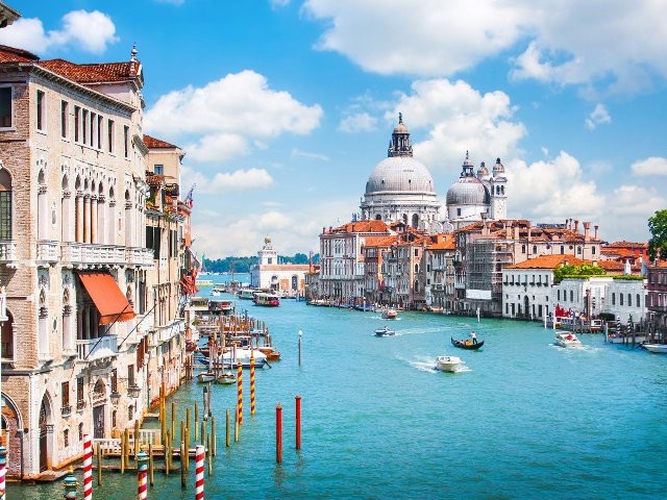 4. Venice, Ý: Thành phố của Ý, Venice, được xây dựng trên hơn 100 hòn đảo nhỏ ở biển Adriatic. Người dân địa phương cũng như du khách có thể thưởng thức các món ăn trong nền ẩm thực Ý nổi tiếng tại nhà hàng bên bờ sông, mua sắm các tác phẩm nghệ thuật thời Phục hưng và tham dự lễ hội Carnival nổi tiếng thế giới.