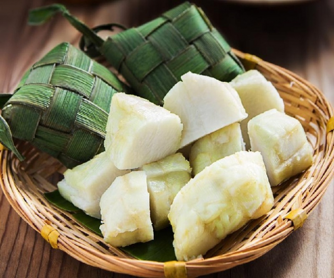 Ketupat là một loại bánh gạo được gói trong lá cọ. Khi ăn sẽ chấm cùng nước chấm làm từ thịt nấu đậu sốt cay và hành tây, dưa chuột.