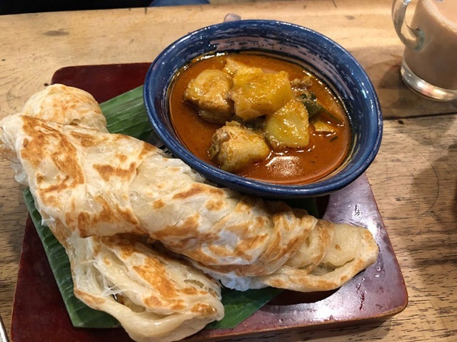 Du khách có thể thưởng thức bánh xèo phiên bản Malaysia với phần bột được tráng mỏng rồi cuộn lại, ăn kèm với súp đậu lăng hoặc cà ri cá. Đặc biệt, món ăn này phải dùng tay ăn bốc.