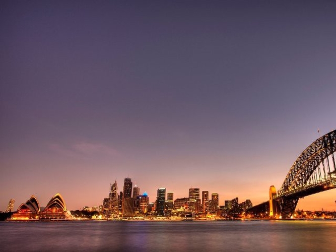 9. Sydney, Úc: Những người ghé thăm Sydney có thể thưởng thức một trong những bãi biển nổi tiếng nhất của nước Úc hoặc ngắm nhìn đường chân trời bên một quán cà phê ven sông. Người yêu thiên nhiên sẽ được đến với các điểm tham quan như Vườn thượng uyển hoàng gia, trong khi người sành ăn có thể dừng chân tại các nhà hàng nổi tiếng như Quay và Tetsuya.
