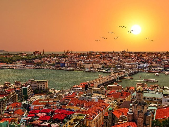 7. Istanbul, Thổ Nhĩ Kỳ: Nằm giữa châu Âu và châu Á qua eo biển Bosphorus, Istanbul nổi tiếng với các điểm tham quan như Nhà thờ Hồi giáo Blue và Nhà thờ Hagia Sophi cũng như ẩm thực đa dạng của nó với các món từ cá tươi, thịt nướng đến món ăn Châu Á và Ý.