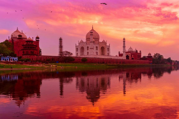 3. Taj Mahal, Ấn Độ: Lăng mộ Taj Mahal với lối kiến trúc cổ Mughal là địa điểm du lịch nổi tiếng của Ấn Độ, được UNESCO công nhận Di sản văn hóa thế giới. Công trình được làm hoàn toàn bằng đá cẩm thạch trắng này là nơi hoàn hảo để tận hưởng ánh hoàng hôn đẹp ngoạn mục.