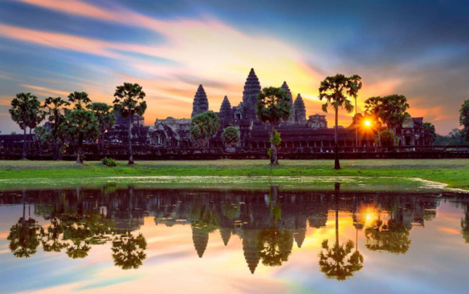6. Angkor Wat, Campuchia: Quần thể đền đài Angkor Wat là di tích tôn giáo lớn nhất hành tinh, Di sản thế giới được UNESCO công nhận. Đây cũng là địa điểm du lịch thu hút nổi tiếng trên thế giới, nơi bạn có thể bắt được những khoảnh khắc hoàng hôn tuyệt đẹp phản chiếu trên hồ nước.