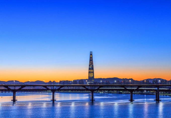 9. Sông Hàn, Hàn Quốc: Một trong những địa điểm ngắm hoàng hôn hoàn hảo cho người dân Seoul và du khách chính là sông Hàn. Bạn sẽ không cần phải đi quá xa vẫn bắt được khoảnh khắc tuyệt đẹp của buổi chiều tà khi đến với xứ kim chi. Để có được những tấm hình 