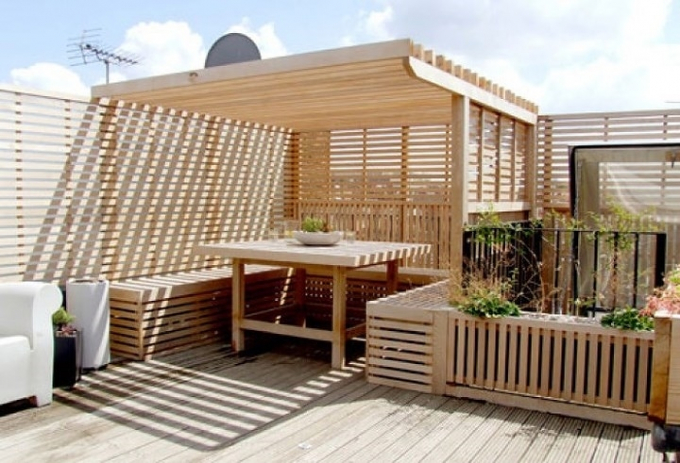 Mái che từ những thanh gỗ giúp giảm bớt lượng nhiệt đồng thời tạo nên những vệt nắng đẹp. Ảnh: Homedesignlover.