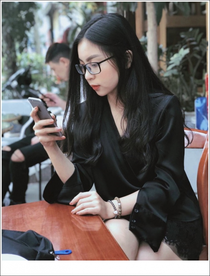 Nhiều người tiếc nuối khi biết tiền vệ mang áo số 19 - Quang Hải - đã có bạn gái xinh đẹp. Đó là Nhật Lê 21 tuổi, đến từ Quảng Nam. Cả hai công khai mối quan hệ và thường xuyên chia sẻ khoảnh khắc hẹn hò lãng mạn trên mạng xã hội.