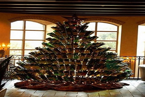 Trang trí cây thông bằng những vỏ chai rượu