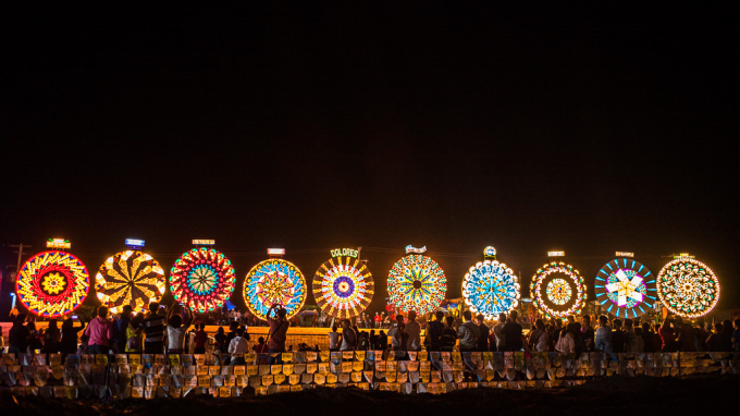 Lễ hội đèn lồng khổng lồ (Philippines): Vào thứ bảy trước đêm Giáng sinh, người dân vùng San Fernando (Philippines) sẽ tổ chức lễ hội Đèn lồng khổng lồ. Hình thành từ đầu thế kỷ 20, lễ hội ngày càng trở nên nổi tiếng. Ngày nay, nhiều làng tham dự và thi làm đèn. Những chiếc đèn có thể có đường kính lên tới 6 m, được làm từ tre, thép và giấy thủ công, trang trí bằng 5.000 bóng đèn được sắp xếp thành các họa tiết đặc biệt. Ảnh: Rappler.