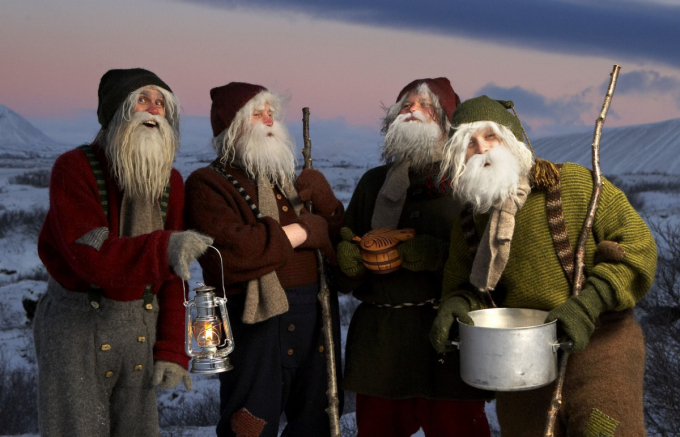13 ông già Yule (Iceland): Ở Iceland, 13 ông già Yule với 13 tính cách khác nhau sẽ thay vai trò của ông già Noel. Mỗi người sẽ đến thăm những đứa trẻ vào 13 ngày trước Giáng sinh. Trẻ em sẽ đặt một chiếc giày ở cửa sổ phòng ngủ mỗi tối. Nếu chúng ngoan ngoãn, họ sẽ để lại kẹo hoặc những món quà nhỏ. Trong lịch sử, họ được mô tả khá đáng sợ khi để lại khoai tây thối cho trẻ hư, nhưng hình tượng này đã được mềm mại hóa theo thời gian. Ảnh: North Iceland.