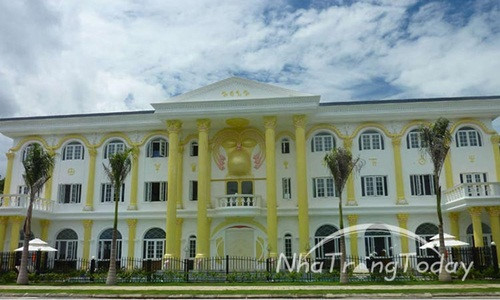 Dinh Khải Huyền tọa lạc tại khu biệt thự biển An Viên (Nha Trang) nổi bật với tông màu trắng vàng nổi bật. Ảnh: Nhatrangtoday.