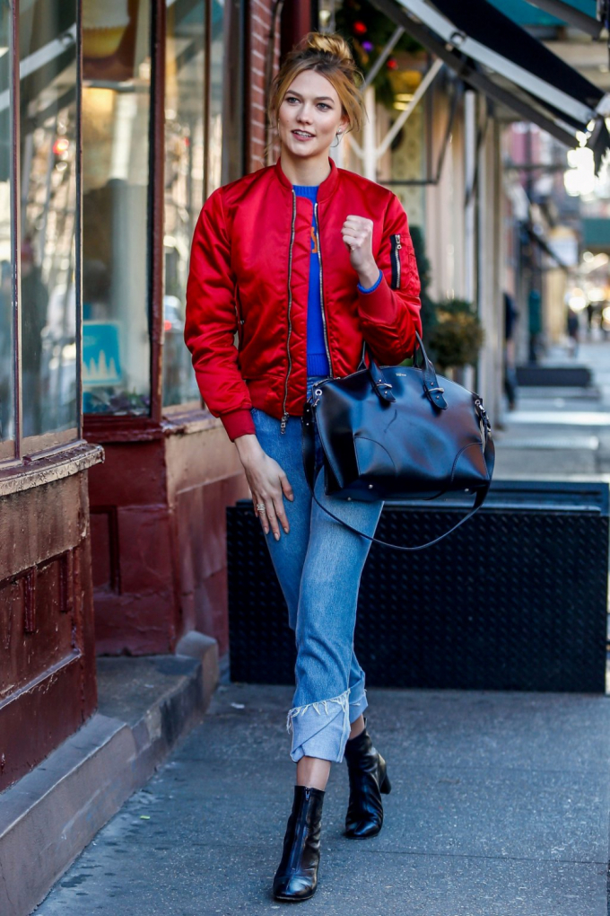 Nàng mẫu Karlie Kloss tự tin xuống phố với áo bomber màu đỏ rực rỡ. (Ảnh: Popsugar)