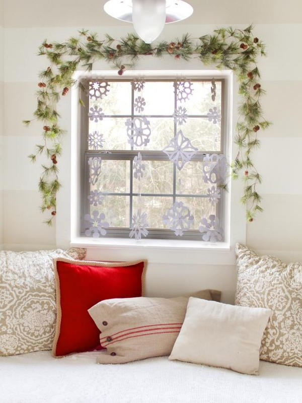 Chỉ cần treo vòng nguyệt quế, dán hình bông tuyế ở cửa sổ đủ tạo nên không khí Giáng sinh cho nhà bạn.