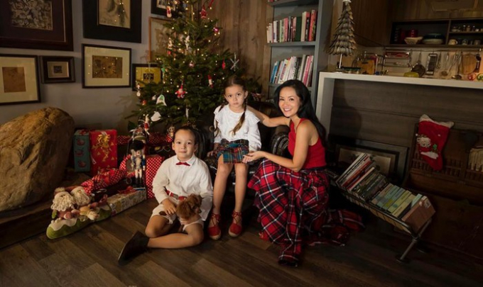 Hồng Nhung khoe khoảnh khắc đón Noel ấp áp bên hai bé Tôm và Tép - Ảnh: FBNV