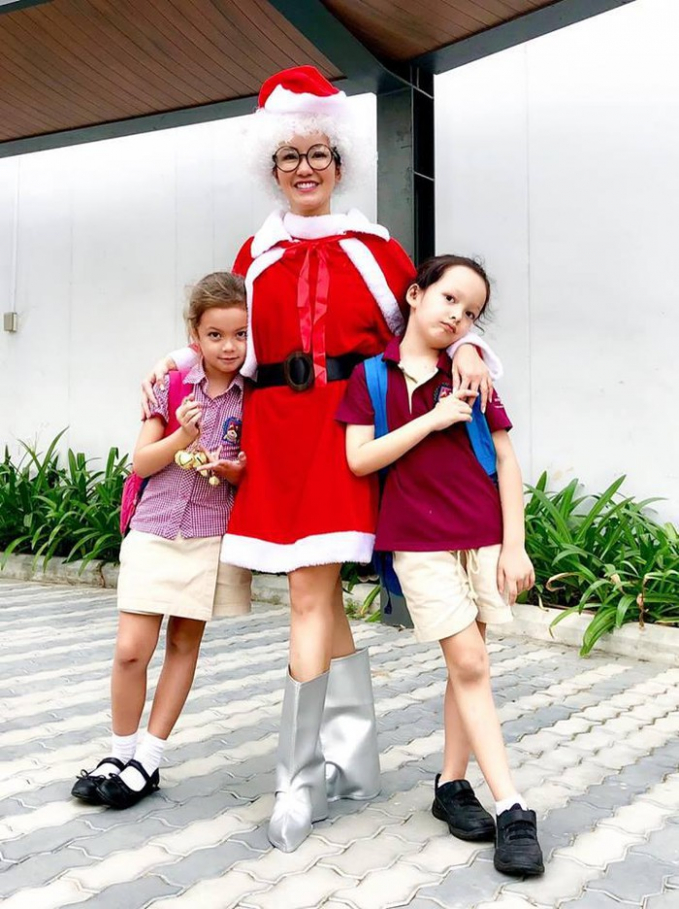 Hồng Nhung trẻ trung trong trang phục Giáng sinh nhắng nhít - Ảnh: FBNV