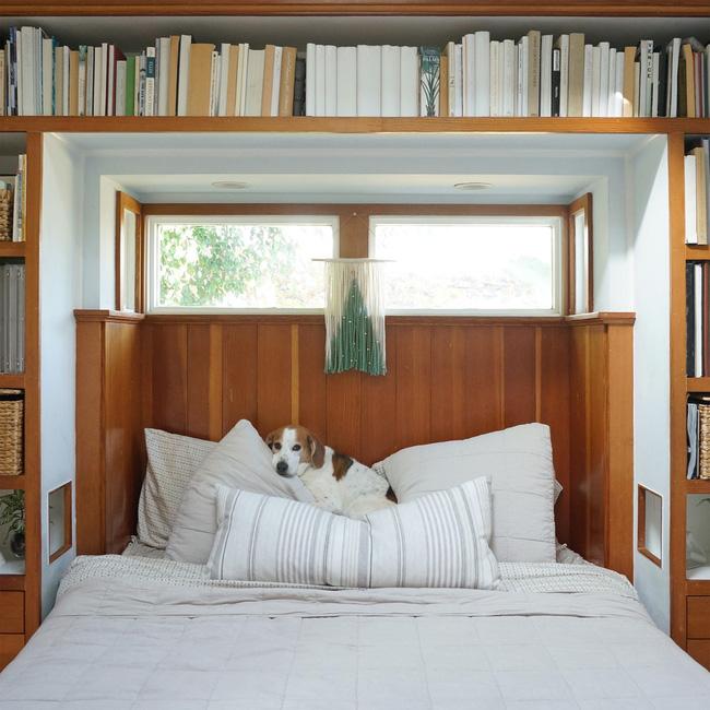 Giường của bố mẹ với các ngăn chứa bao quanh đầu giường, một giải pháp lưu trữ khá thông minh.