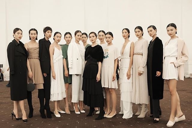 Tăng Thanh Hà diện đồ đen đầy cuốn hút chụp ảnh cùng dàn người mẫu trình diễn BST thời trang của mình