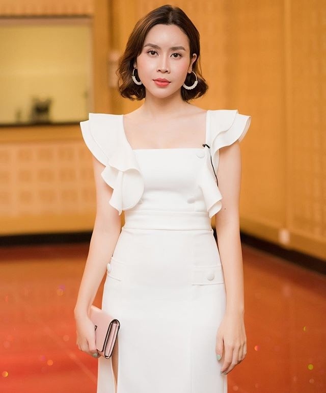 Lưu Hương Giang trẻ trung đến bất ngờ trong chiếc váy trắng nhún bèo điệu đà.
