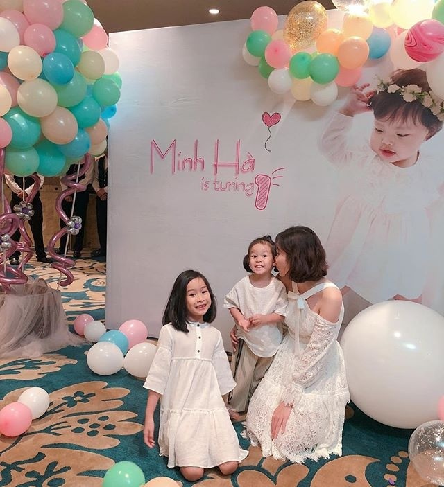 Trong bữa tiệc sinh nhật con gái nhỏ, Lưu Hương Giang chọn chiếc váy ren tiểu thư xinh xắn.