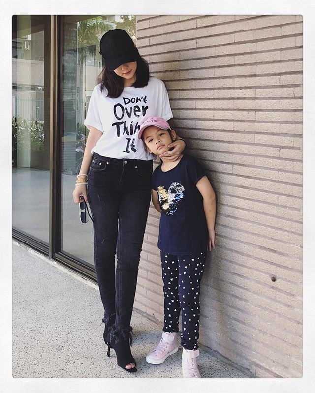 Phạm Quỳnh Anh giản dị bên con gái lớn với áo phông và quần jeans.